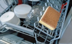 Pourquoi mettre une éponge dans son lave-vaisselle ? Astuce pratique