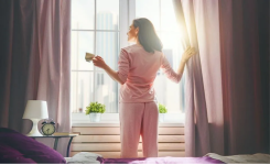 La technique à adopter chaque matin au réveil pour être plus heureux, selon une spécialiste du bonheur