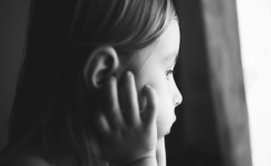 5 blessures émotionnelles de l'enfance qui perdurent à l'âge adulte