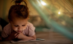 Les parents qui passent beaucoup de temps sur les smartphones nuisent au développement de leurs enfants