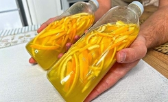 Mettez des pelures d'orange dans une bouteille : L'astuce pour faire des économies
