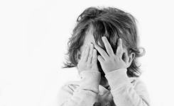 Anxiété chez les enfants : quels sont les signes et quand les parents doivent-ils s’inquiéter ?