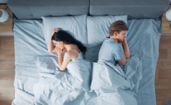 Pourquoi on prend toujours le même côté du lit ?