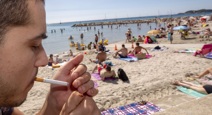 Dès juillet, fumer dehors vous mettra à l’amende. Découvrez les zones visées !