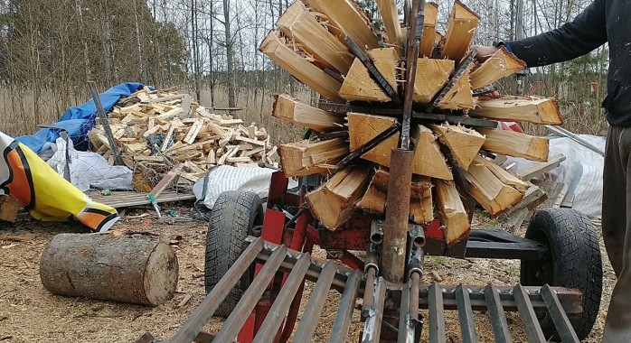 Une machine capable de couper d’énormes troncs d’arbre en quelques minutes…
