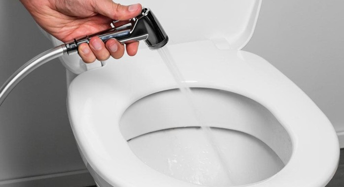installer-un-bidet-douchette-a-clip-sur-les-toilettes