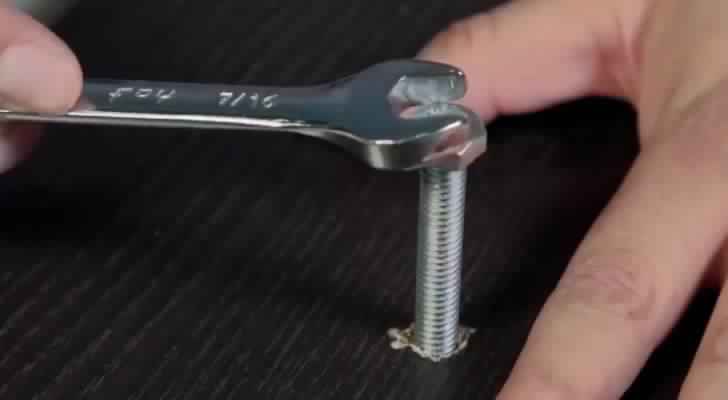 Comment Serrer ou Desserrer une Vis sans Outils