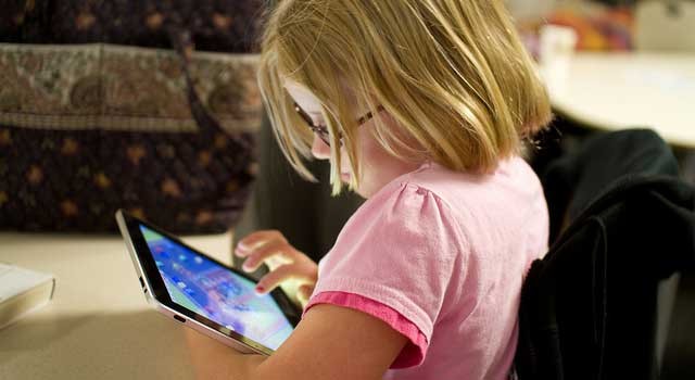 Eloigner les jeunes enfants des tablettes, « un enjeu de santé publique »