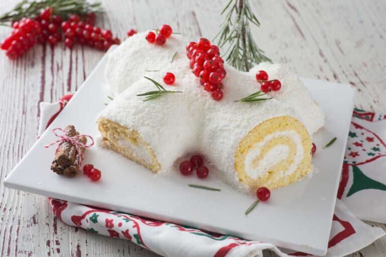 Hyper facile à faire, cette bûche enneigée fera un malheur sur votre table de fêtes