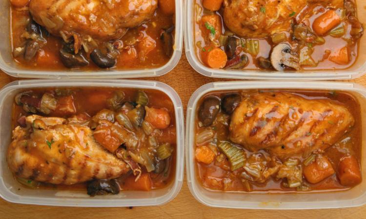 Comment bien conserver vos plats chauds sans risquer de contaminer votre frigo ?