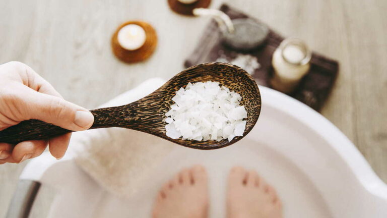 Pieds gonflés par la chaleur : des astuces simples pour les soulager ??