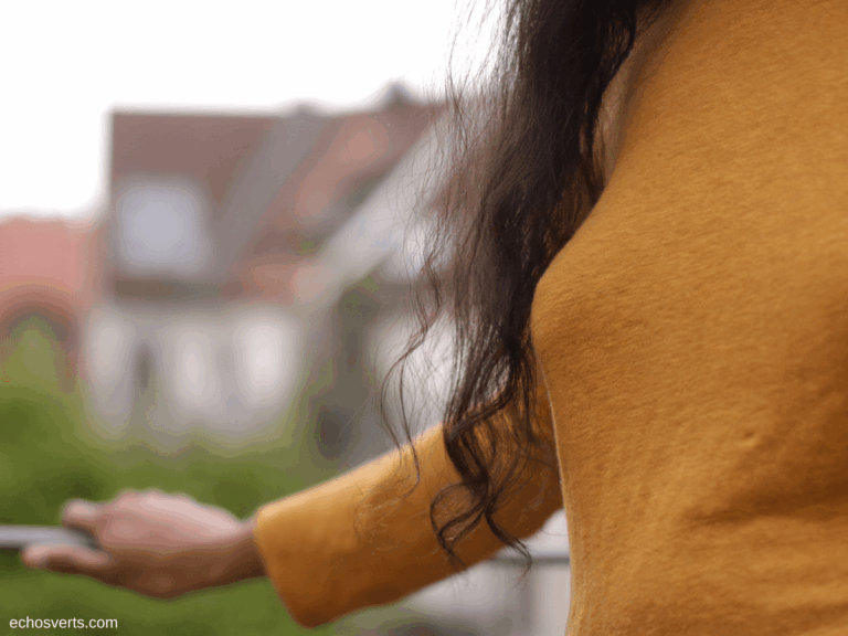 Elle ne porte pas de soutien-gorge au travail : ses collègues la critiquent et l’invitent à « rester correcte »