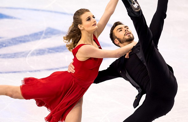 Le couple français arrive sur la glace et la chanson ‘Perfect’ d’Ed Sheeran commence à raisonner