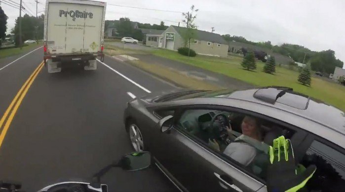 La conductrice heurte un motard sur la route mais un instant plus tard, le karma lui joue un tour