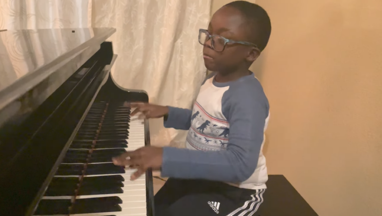 Ce jeune autiste n’a jamais pris de leçons de piano. Et il arrive à faire ça !