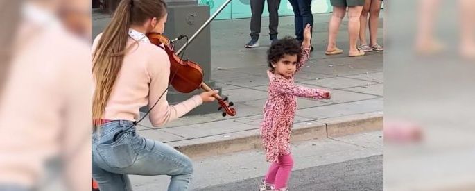 Quand le talent rencontre la spontanéité : la petite en rose fait sourire tout le public ??