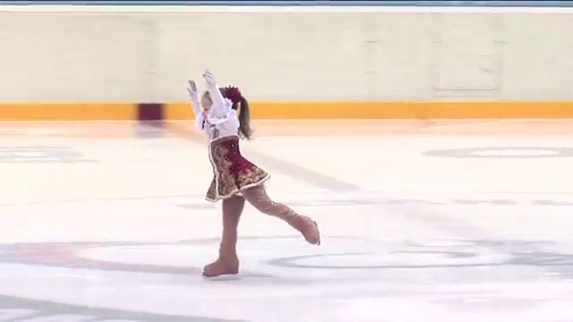 Une patineuse artistique de 2 ans laisse la foule émerveillée par ses arabesques