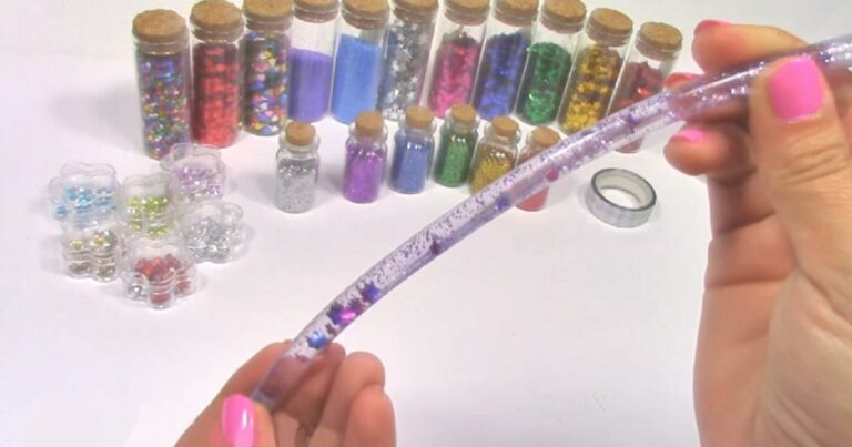 Fabriquez des bracelets brillants avec les enfants pour l’été !