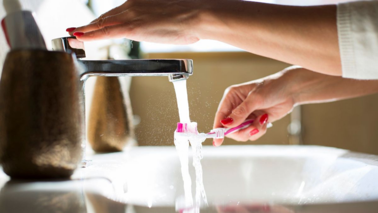 Faut-il mouiller sa brosse à dents avant de l’utiliser ? que disent les dentistes ?