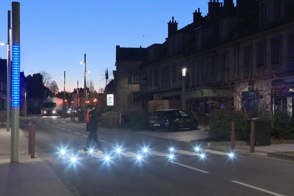 Sécurité routière : un passage piéton lumineux et intelligent, une première en France