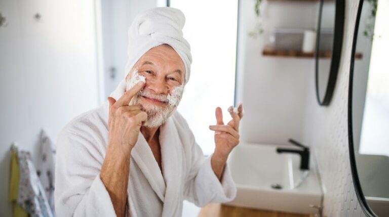 Un premier signe de la maladie d’Alzheimer peut être remarqué en prenant une douche