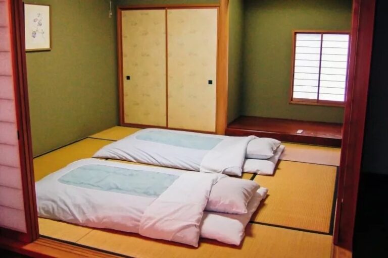 Pourquoi les Japonais préfèrent-ils dormir par terre ?
