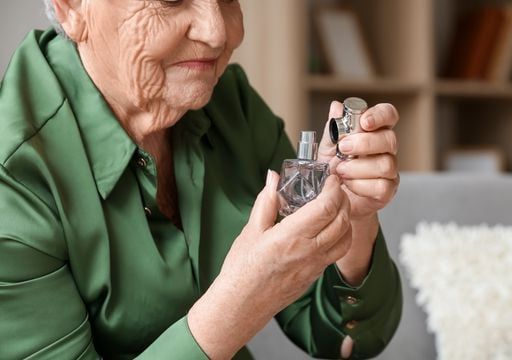 Pourquoi les personnes âgées dégagent-elles une odeur particulière ?