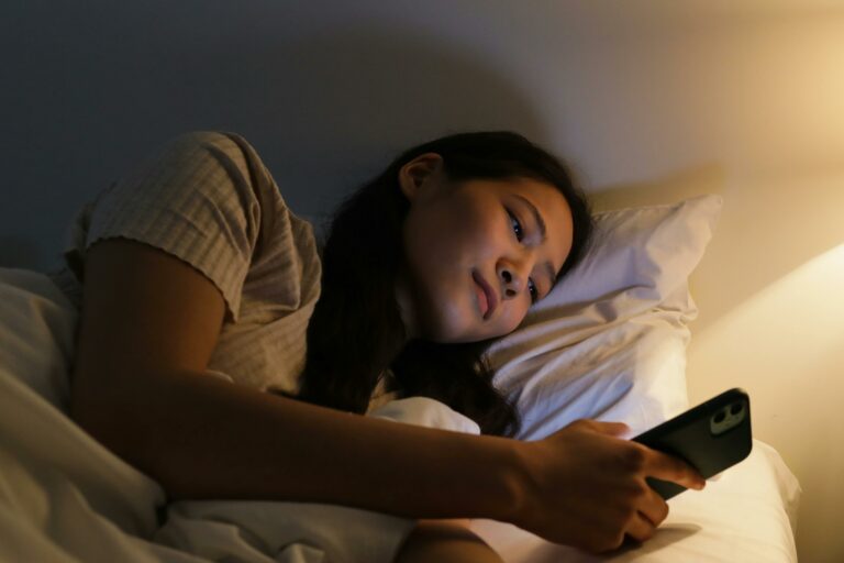 Pourquoi il est conseillé d’éviter les écrans 1h avant le coucher