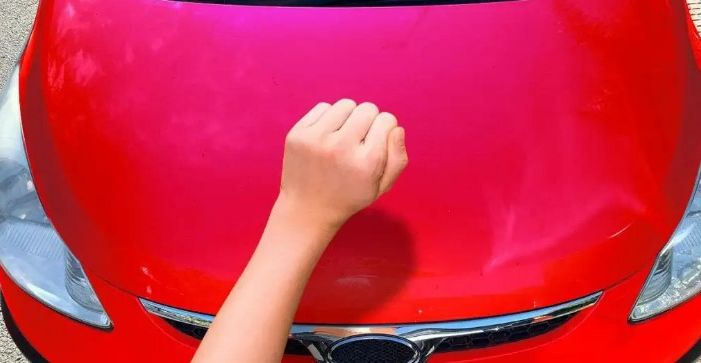 Pourquoi faut-il taper sur le capot de sa voiture avant de démarrer ? ?❄️