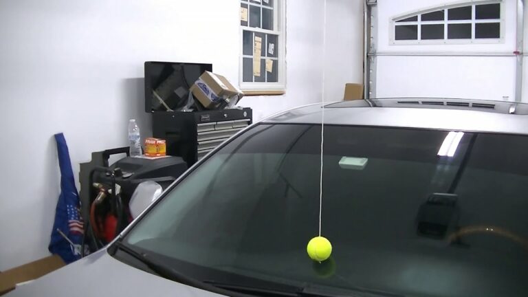 Pourquoi Placer une Balle de Tennis Suspendue dans le Garage ?