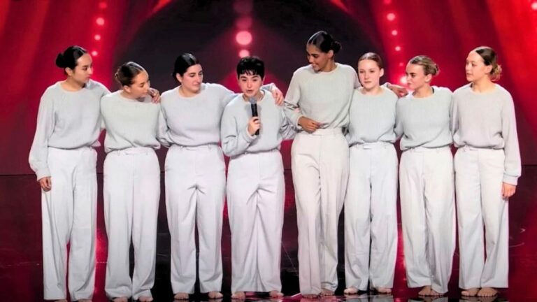 36 danseuses dansent en parfaite synchronisation sur le rythme cardiaque d’un bébé. Ils obtiennent le Golden Buzzer.