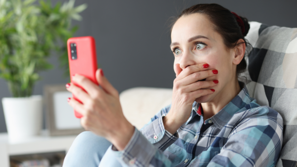 Si votre ex vous recontacte des années plus tard, voilà ce que cela signifie