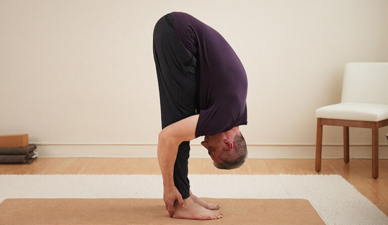 Les bienfaits profonds d’Uttanasana sur le corps et l’esprit