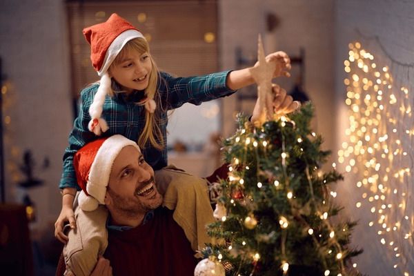 Les personnes qui décorent la maison tôt pour Noël sont exceptionnelles