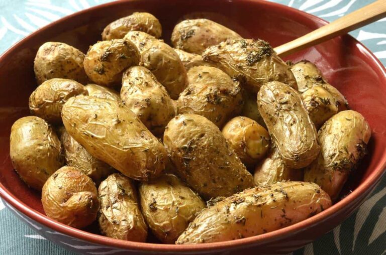 Recette facile de pommes de terre rôties au four : croustillantes et fondantes