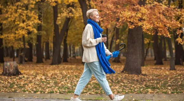 Marcher (sans faire d’autre sport) est-il suffisant pour rester en forme ? Ce cardiologue du sport a tranché !