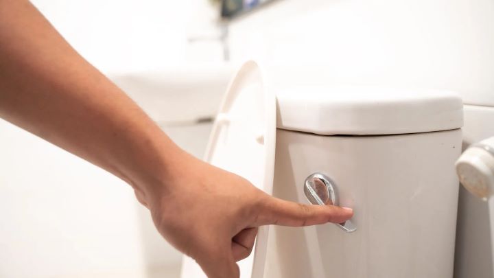 Tirer la chasse d’eau après avoir uriné : un réflexe à revoir ?