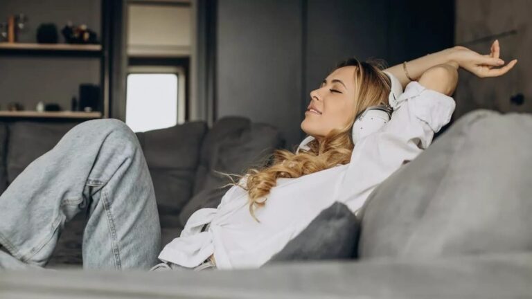 Pourquoi certaines préfèrent passer le week-end seules (5 traits)