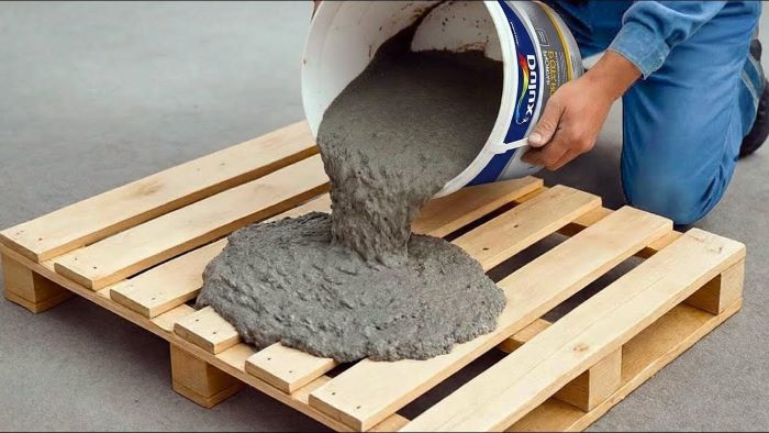 Il verse du ciment sur une palette en bois… Voici pourquoi