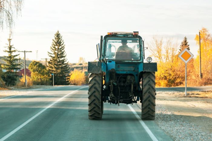 Est-ce que j’ai le droit de dépasser un tracteur malgré une ligne blanche continue ?