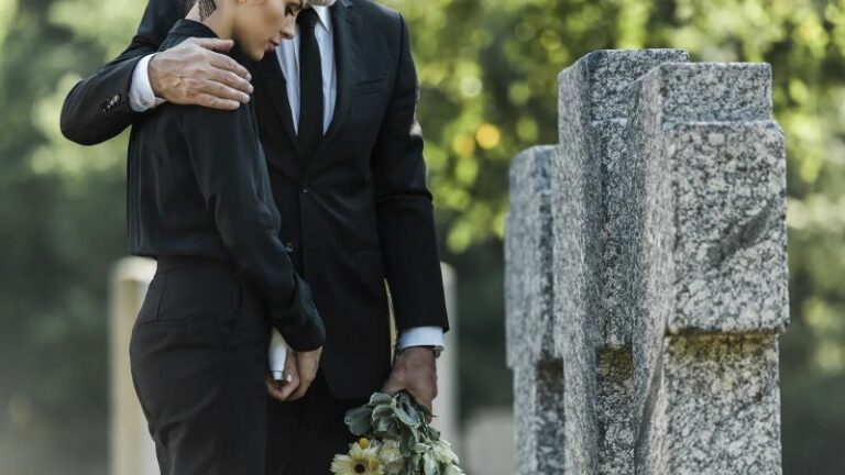 Pourquoi ne faut-il pas embrasser un défunt ? Ce que recommandent les professionnels