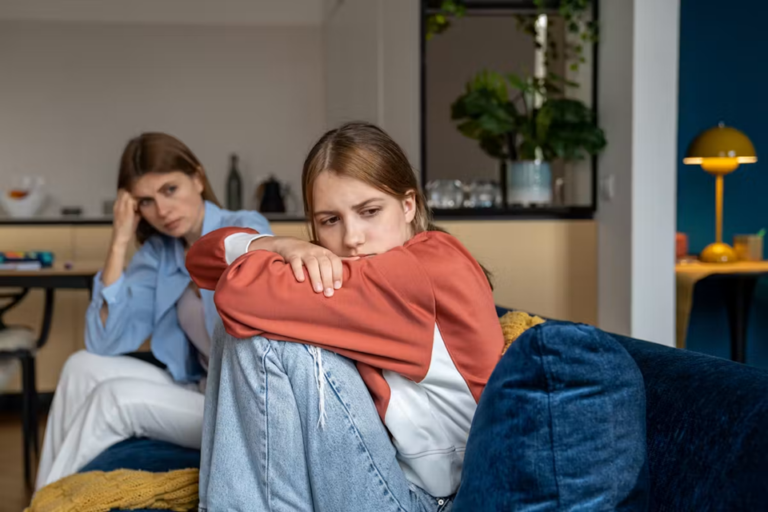 Couper les ponts avec ses parents est souvent lié à ces 5 expériences vécues durant l’enfance