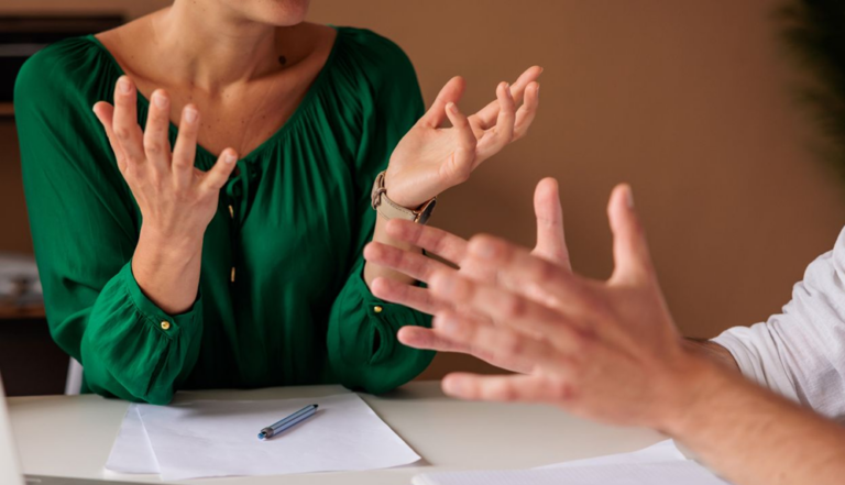 Pourquoi certaines personnes parlent-elles autant avec leurs mains ?