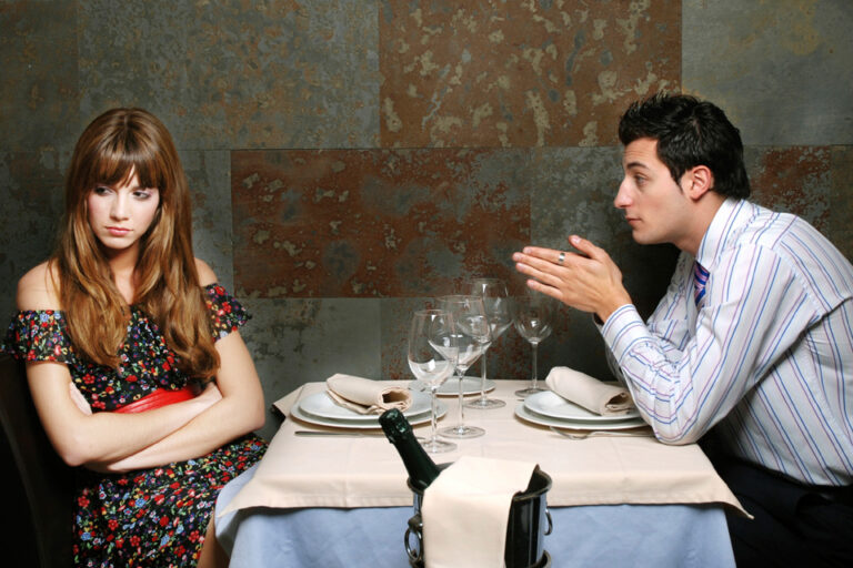 Pourquoi certains hommes posent-ils peu de questions lors d’un premier rendez-vous ?