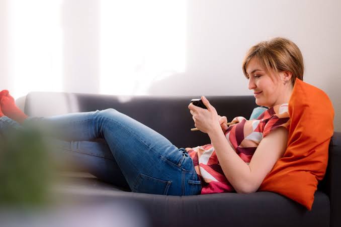 « Loin des yeux, près du cœur » : les relations à distance sont-elles vraiment vouées à l’échec ? Ce que disent les chercheurs