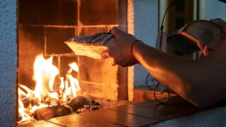 Comment faire durer un feu de cheminée plus longtemps ?