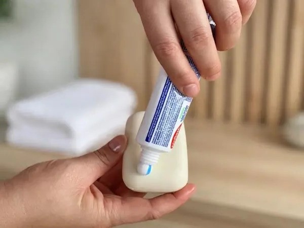 Du dentifrice sur un savon : pourquoi cette astuce fait autant parler à la maison